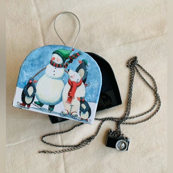 CAMERA PENDANT. Silver-tone. With 32” adjustable chain and gift box. - Picture 1 of 8